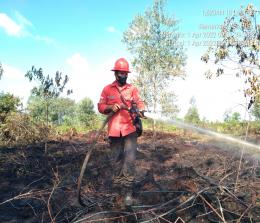 Pemadaman karhutla di Desa Tanjung Leban, Bengkalis pada Kamis (31/3/2022).